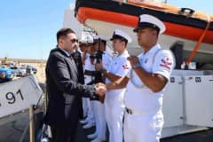 Gökçeada Kaymakamı Osman Acar, TCSG-91 Sahil Güvenlik Botu’nu ziyaret ederken çekilmiş fotoğraf