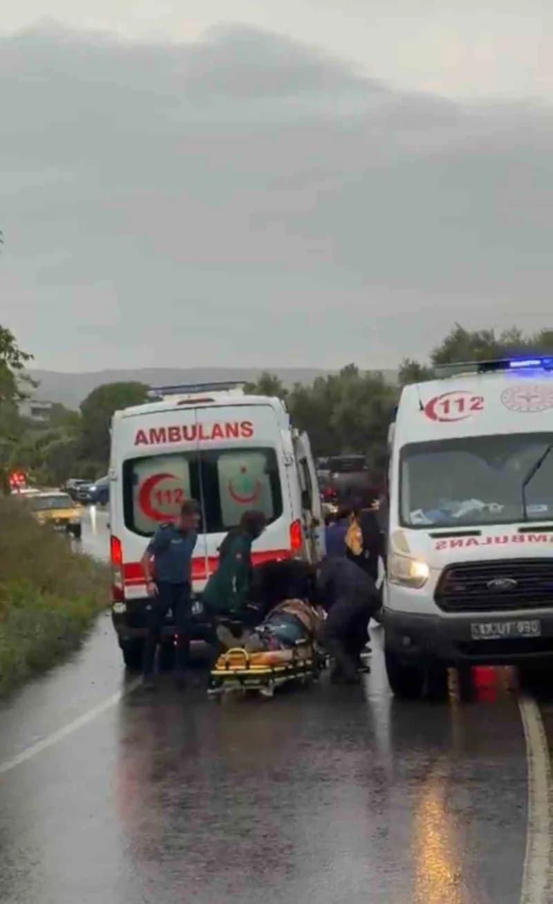 Çanakkale'nin Gökçeada ilçesinde minibüsün devrilmesi sonucu sürücü hayatını kaybederken 2 kişi yaralandı.