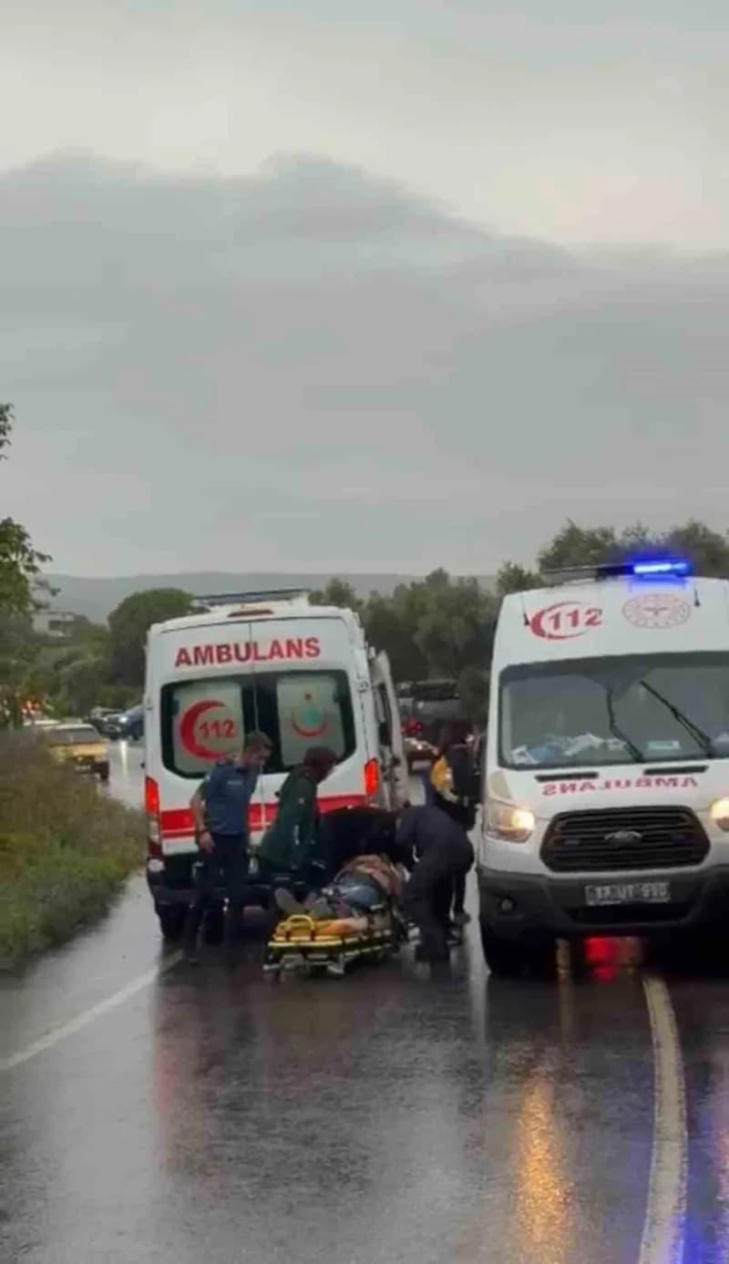 Çanakkale'nin Gökçeada ilçesinde minibüsün devrilmesi sonucu sürücü hayatını kaybederken 2 kişi yaralandı.