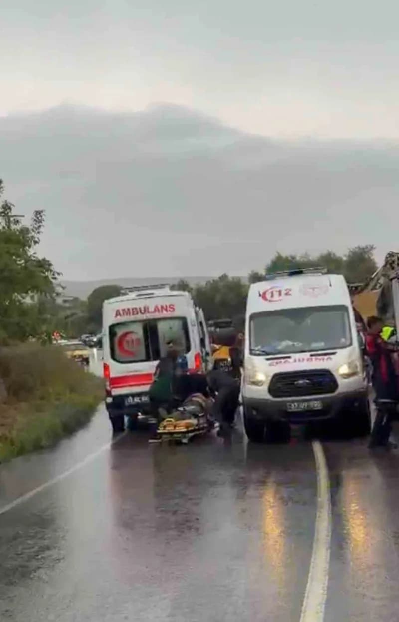 Çanakkale'nin Gökçeada ilçesinde minibüsün devrilmesi sonucu sürücü hayatını kaybederken 2 kişi yaralandı.