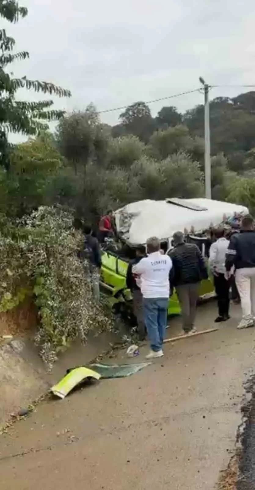 Çanakkale'nin Gökçeada ilçesinde minibüsün devrilmesi sonucu sürücü hayatını kaybederken 2 kişi yaralandı.