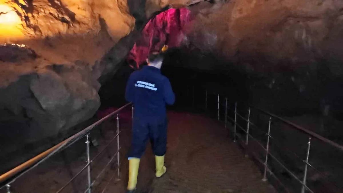 Zonguldak’ta etkili olan yağışlar sonrası içerisindeki derenin yükselmesi sebebiyle çamur ve su ile dolan Gökgöl Mağaras