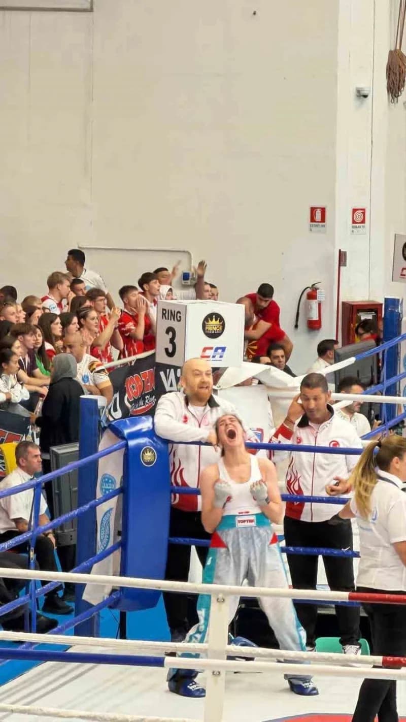 Samsunlu sporcu Göknur Gülten, İtalya'da düzenlenen WAKO Dünya Kick Boks Şampiyonası'nda madalya töreninde altın madalya