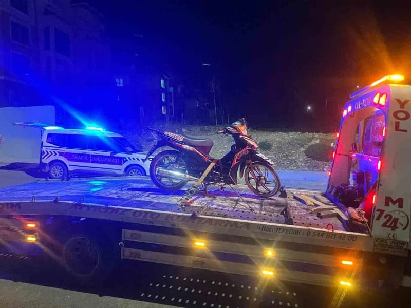 Adıyaman Gölbaşı’nda jandarma ekipleri motosiklet sürücülerine yönelik trafik denetimi yapıyor