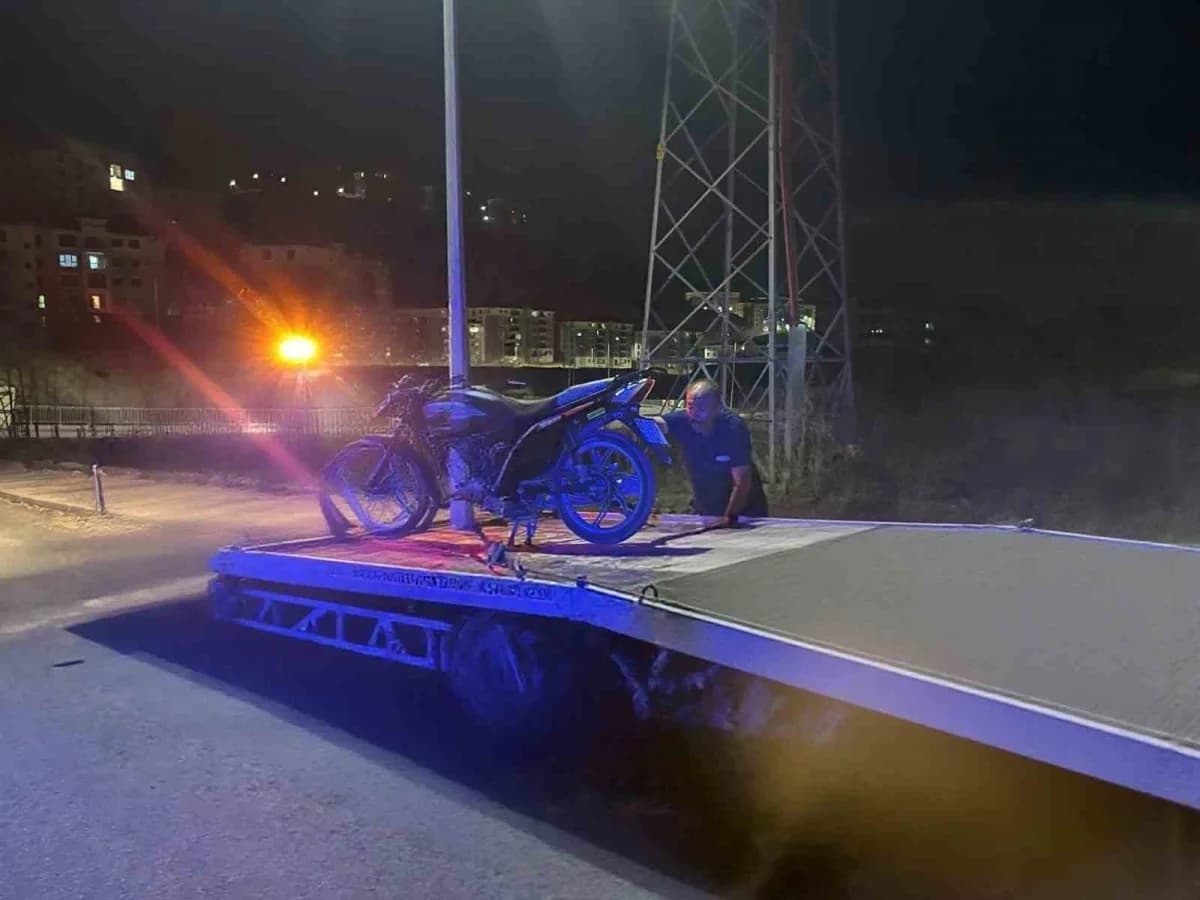 Adıyaman’ın Gölbaşı ilçesinde jandarma ekipleri, motosiklet sürücülerine yönelik trafik denetimlerini sürdürüyor.