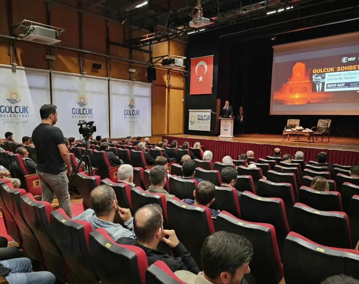 Gölcük'te düzenlenen "Türkiye Yüzyılı Vizyonu Gölcük Sohbetleri" programında, "Balkanlar ve Dijital Medya" başlığı masay