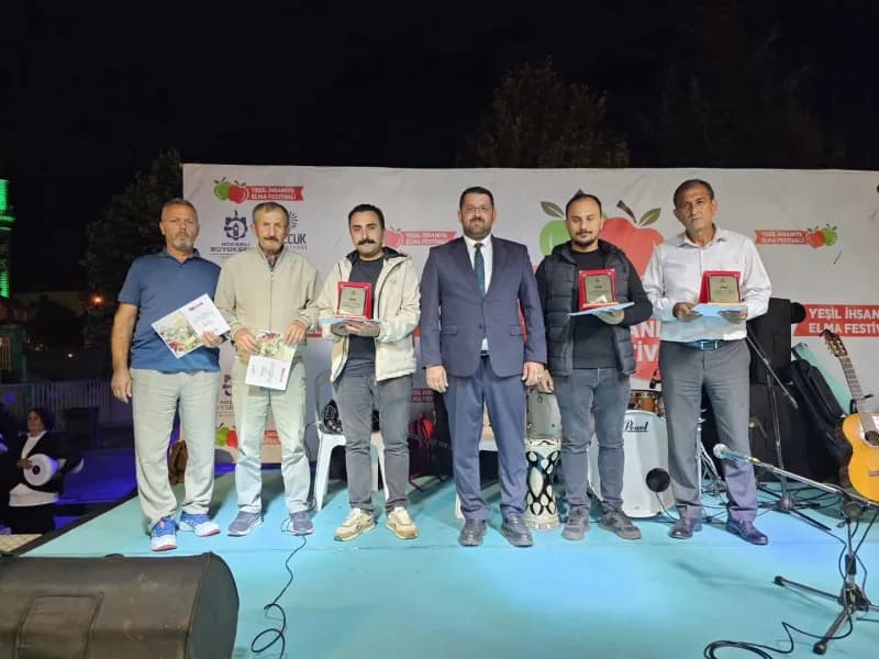 Kocaeli'nin Gölcük ilçesinde bu yıl 30'uncusu düzenlenen "Yeşil İhsaniye Elma Festivali"nde, bölgedeki en iyi Elma ve ar