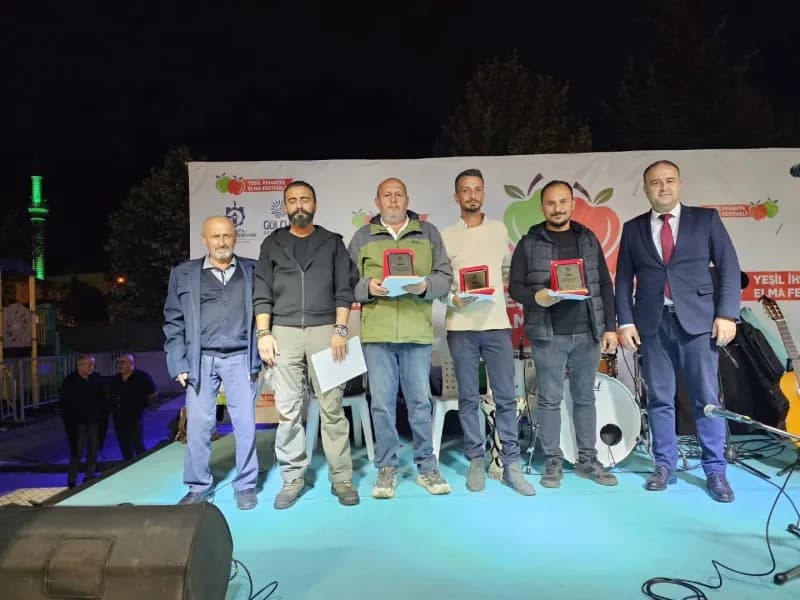Kocaeli'nin Gölcük ilçesinde bu yıl 30'uncusu düzenlenen "Yeşil İhsaniye Elma Festivali"nde, bölgedeki en iyi Elma ve ar
