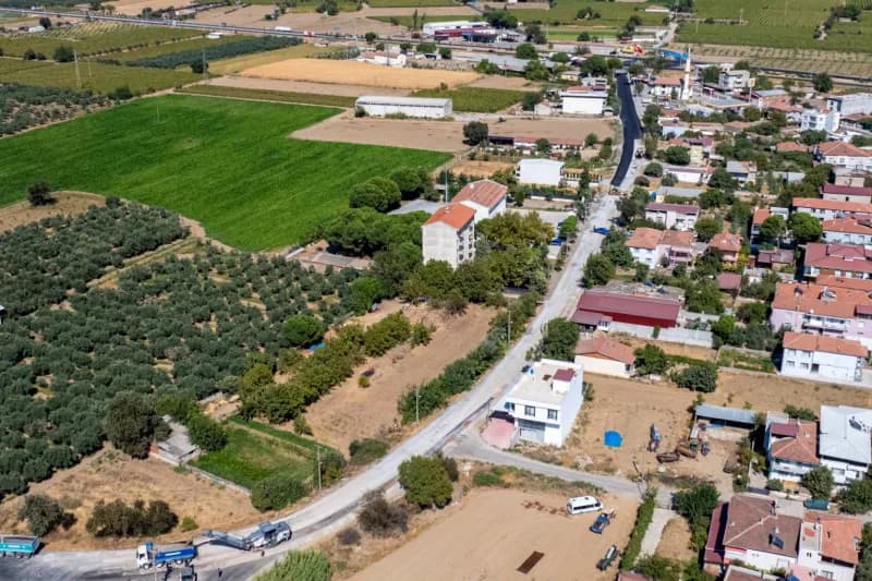 Manisa Büyükşehir Belediyesi, Gölmarmara ilçesindeki NATO Caddesi’nde Yol yenileme çalışmasına başladı. Zamanla yükselen