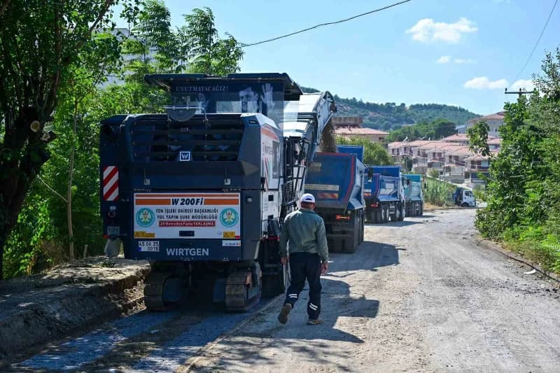 Manisa Büyükşehir Belediyesi, Gölmarmara ilçesindeki NATO Caddesi’nde Yol yenileme çalışmasına başladı. Zamanla yükselen
