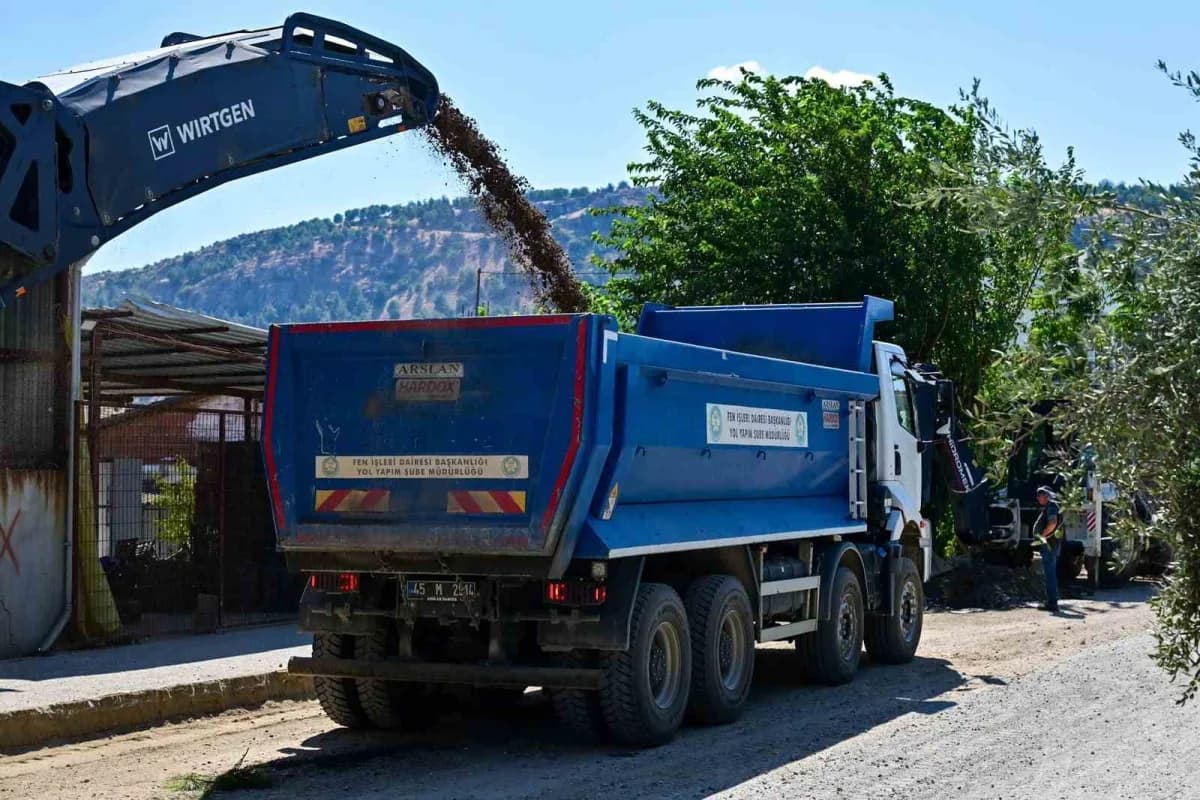 Manisa Büyükşehir Belediyesi, Gölmarmara ilçesindeki NATO Caddesi’nde Yol yenileme çalışmasına başladı. Zamanla yükselen