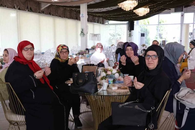 Kocaeli'de "Anne Şehir" projesi kapsamında hizmet veren "Gönül Bahçem Davet Evi", kız isteme merasimlerinden bebek mevli