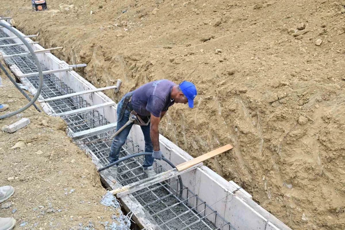 Manisa Gördes Kıranköy Mahallesi’nde yapımı devam eden 28 bin metreküplük gölet inşaatından görüntü