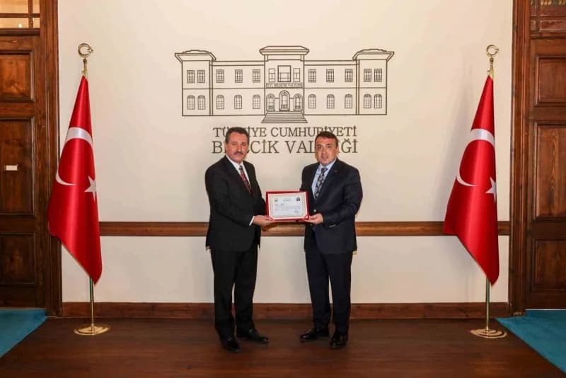 Görevden alınan Müftü Dilek için veda programı düzenlendi soldaki Bilecik Müftüsü Ahmet Dilek, sağdaki Bilecik Valisi Fa
