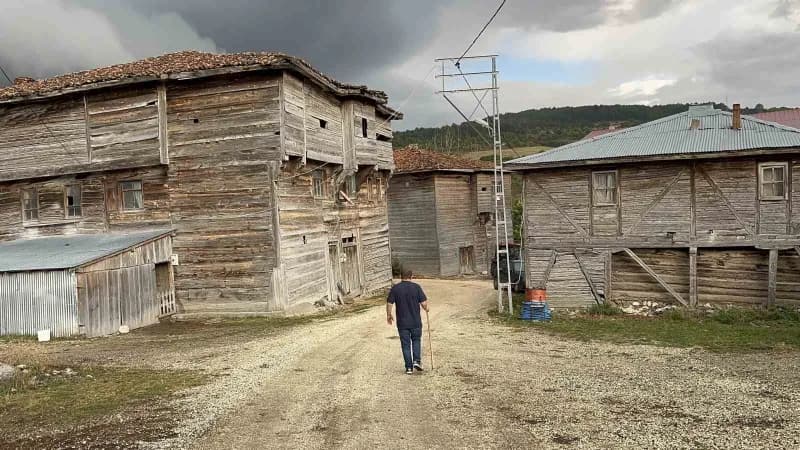 Kastamonu'nun İhsangazi ilçesinde doğuştan görme engelli olan Yılmaz Çatıklı, çiftçilikle yaşamını sürdürdüğü köyde Trak