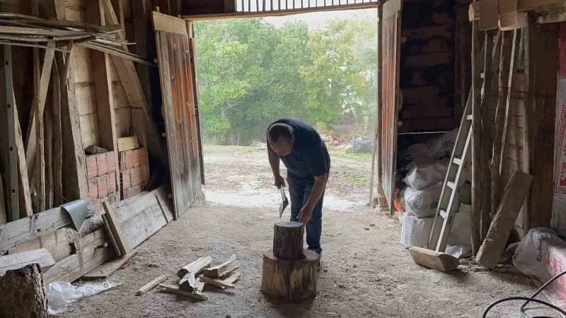 Kastamonu'nun İhsangazi ilçesinde doğuştan görme engelli olan Yılmaz Çatıklı, çiftçilikle yaşamını sürdürdüğü köyde Trak