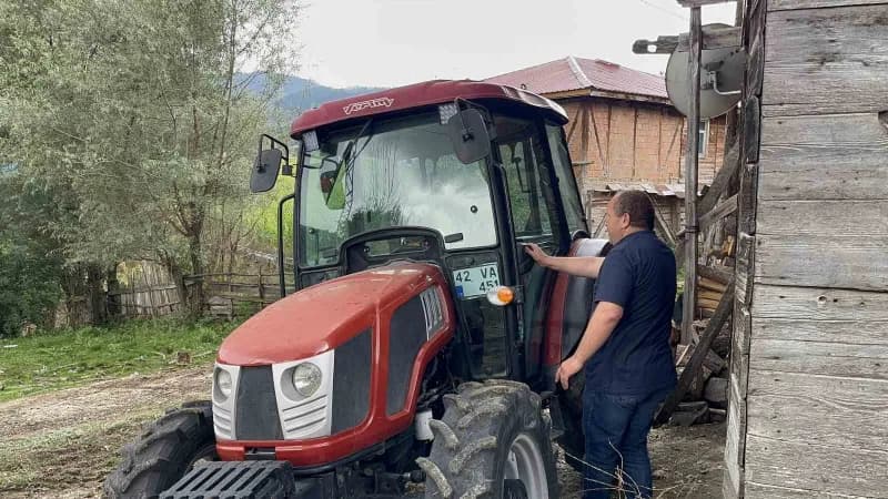 Kastamonu İhsangazi'de doğuştan görme engelli Yılmaz Çatıklı traktör sürerken
