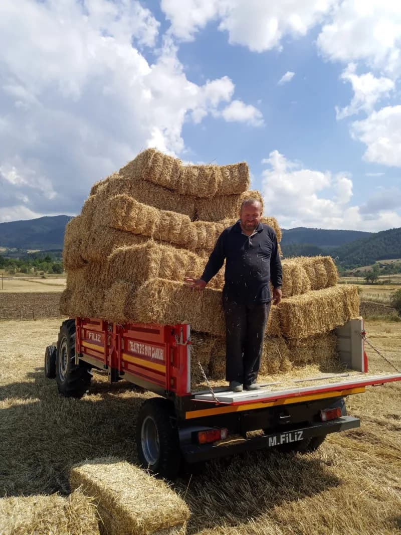 Kastamonu'nun İhsangazi ilçesinde doğuştan görme engelli olan Yılmaz Çatıklı, çiftçilikle yaşamını sürdürdüğü köyde Trak