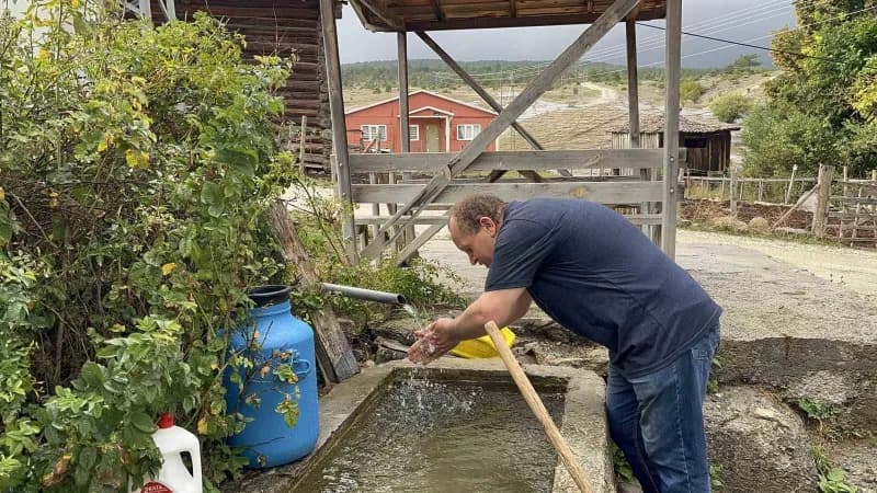 Kastamonu'nun İhsangazi ilçesinde doğuştan görme engelli olan Yılmaz Çatıklı, çiftçilikle yaşamını sürdürdüğü köyde Trak