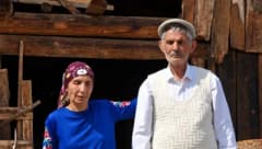 Artvin Bereket köyünde görme engelli Kemal ve Süheyla Köse kardeşler köy hayatını birlikte sürdürüyor