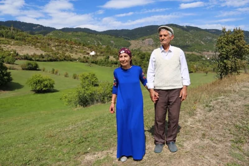 Artvin'de doğuştan görme engelli Kemal ve Süheyla Köse kardeşler, yarım asrı aşkın süredir köy hayatını birlikte omuzlay