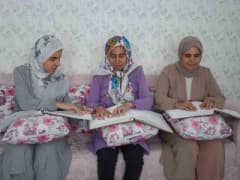 Gaziantep'te görme engelli üç kardeş Engelsiz Eğitim ve Kariyer Merkezi'nde eğitim alırken