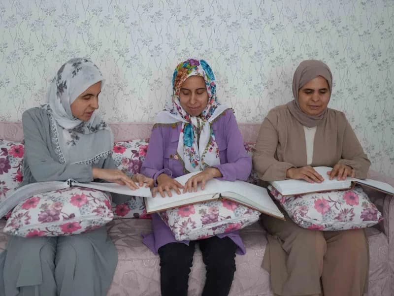 Gaziantep'te görme engelli üç kardeş Engelsiz Eğitim ve Kariyer Merkezi'nde eğitim alırken