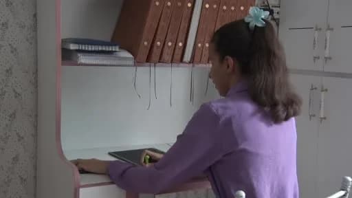 Gaziantep'te görme engelli üç kardeş Engelsiz Eğitim ve Kariyer Merkezi'nde eğitim alırken