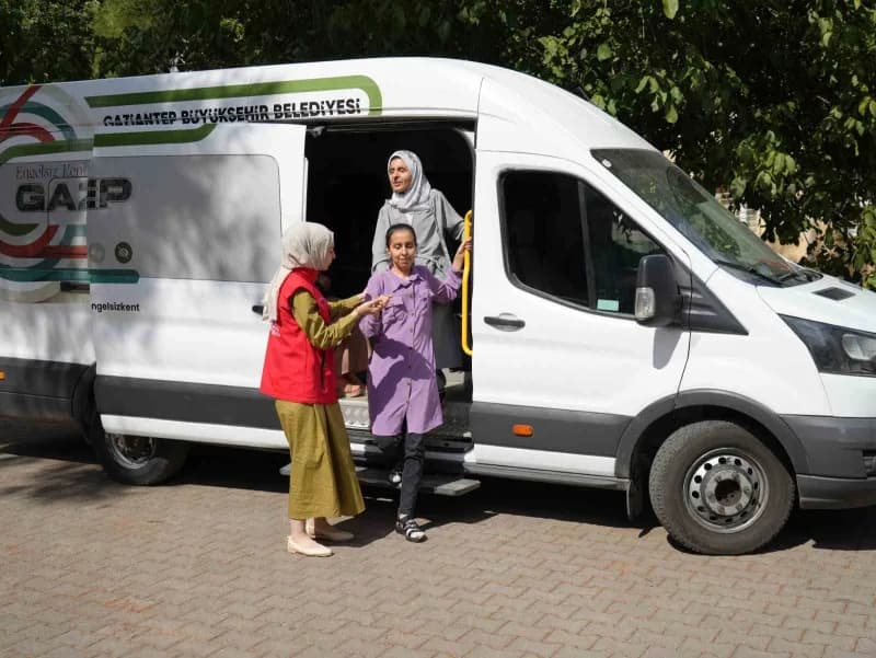 Görme engelli 3 kardeş azimle üniversiteyi kazandı