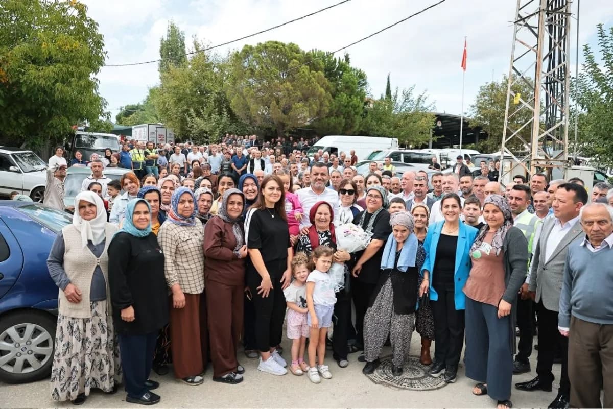 Denizli Büyükşehir Belediye Başkanı ve protokol üyeleri Göveçlik-Babadağ yolunun açılışında kurdele kesiyor