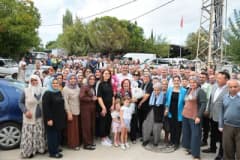 Denizli Büyükşehir Belediye Başkanı ve protokol üyeleri Göveçlik-Babadağ yolunun açılışında kurdele kesiyor