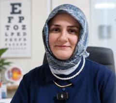 Sivas Numune Hastanesi Göz Hastalıkları Uzmanı Op. Dr. Serap Eroğlu açıklama yaparken