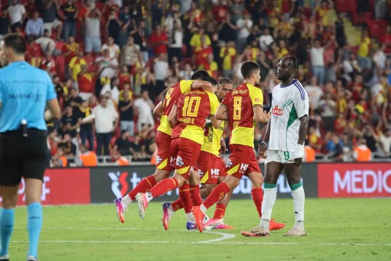 Trendyol Süper Lig'in 6. Haftasında Göztepe, sahasında Çaykur Rizespor ile 2-2 berabere kaldı.