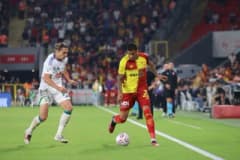 Trendyol Süper Lig maçında Göztepe ve Çaykur Rizespor oyuncuları mücadele ediyor
