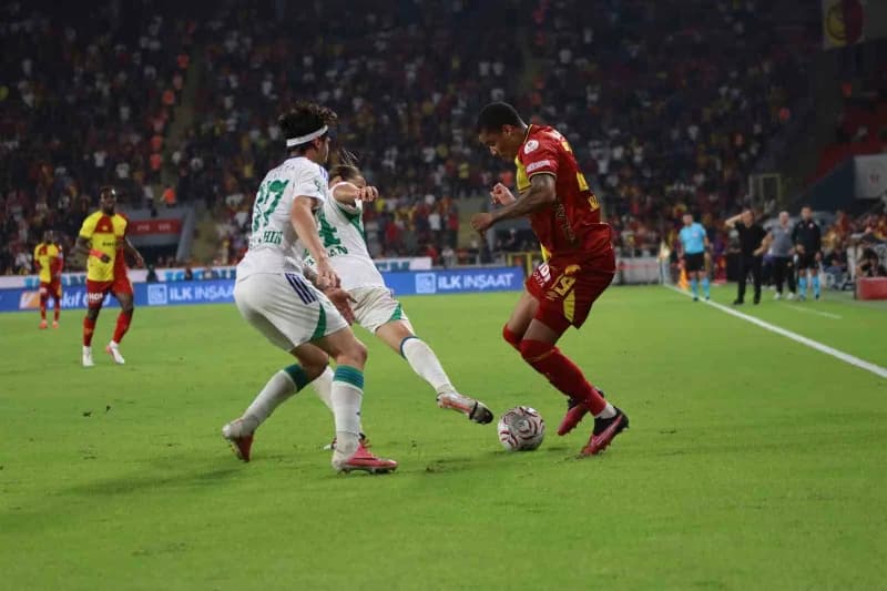 Trendyol Süper Lig'in 6. Haftasında Göztepe, sahasında Çaykur Rizespor ile 2-2 berabere kaldı.