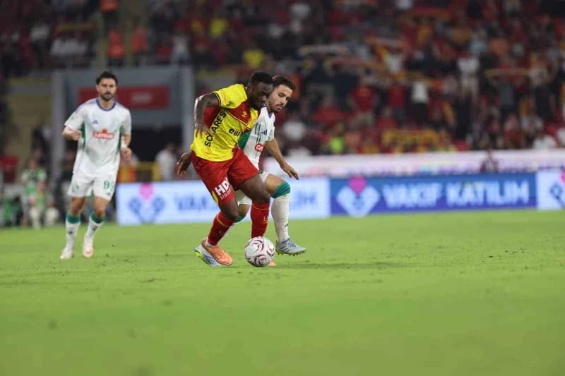 Göztepe ile Çaykur Rizespor arasında İzmir Gürsel Aksel Stadyumu'nda oynanan Trendyol Süper Lig maçından bir görüntü