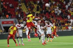 Göztepe futbolcuları maç sırasında mücadele ediyor