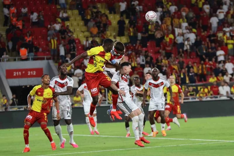 Göztepe futbolcuları maç sırasında mücadele ediyor