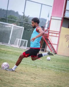 Göztepe futbolcuları Novatus Miroshi ve Sonko Sundberg antrenmanda takım ile çalışıyor