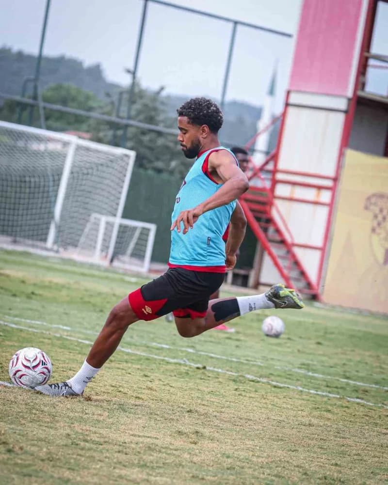 Göztepe futbolcuları Novatus Miroshi ve Sonko Sundberg antrenmanda takım ile çalışıyor