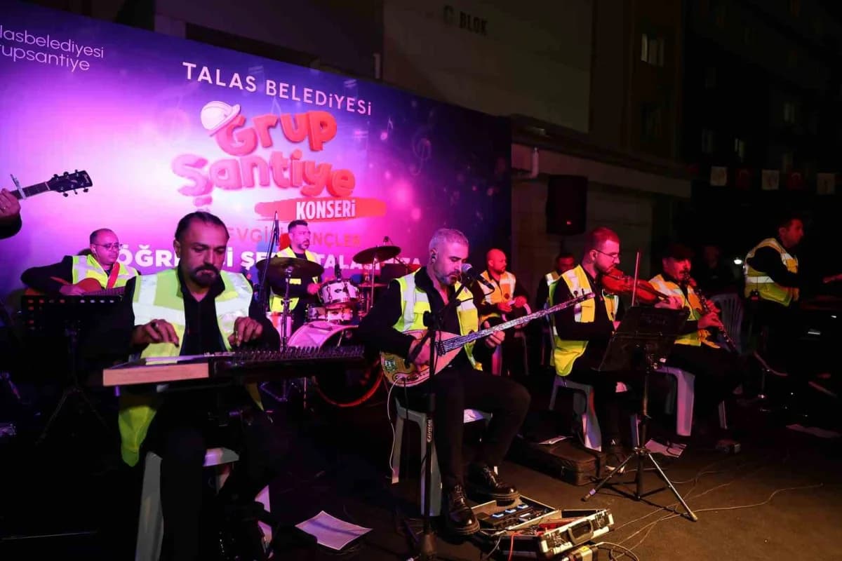 Grup Şantiye Melikgazi Kız Öğrenci Yurdunda konser verirken öğrenciler eğleniyor
