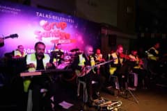Grup Şantiye Melikgazi Kız Öğrenci Yurdunda konser verirken öğrenciler eğleniyor