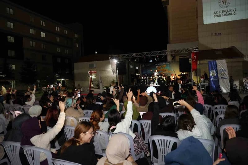 Talas Belediyesi’nin adı yurt çapında duyulan müzik topluluğu Grup Şantiye, konserlerine devam ediyor. Üniversitelerin e