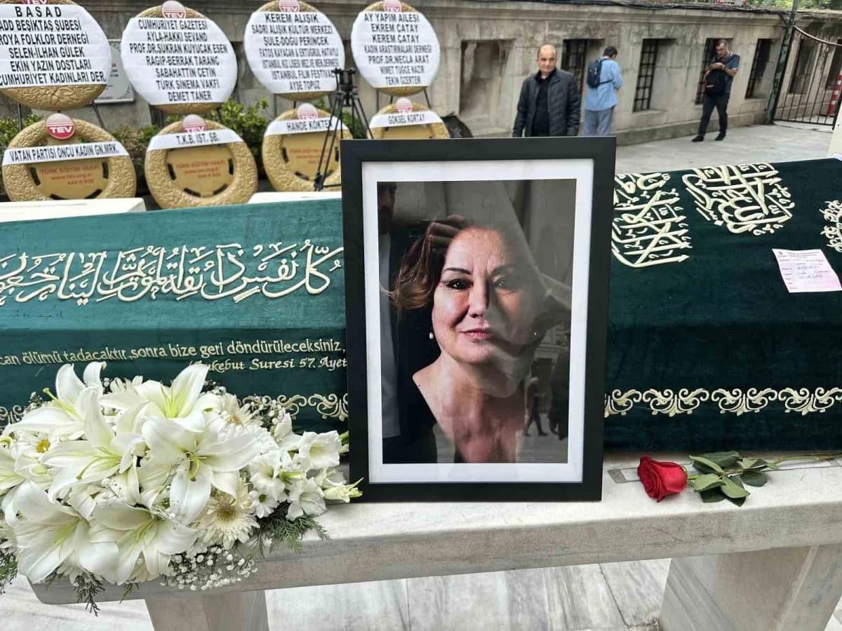 Gülsen Tuncer için Şişli Camii'nde düzenlenen cenaze namazından bir kare