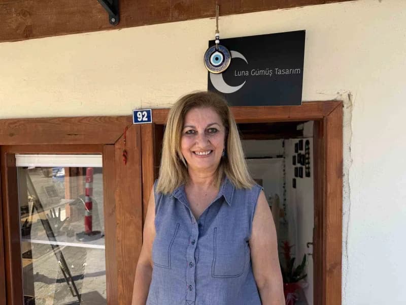 Yaklaşık 10 yıl önce hobi ve terapi amacıyla gümüş işlemeciliğine başlayan Dilek Altay, aldığı özel eğitimin ardından ça