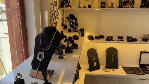 Dilek Altay, Akçakoca Tarihi Mahalle Pazarı’ndaki dükkanında gümüş takı üretimi yaparken