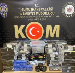 Gümüşhane’de polis ekipleri denetim sırasında araç ve şahıs sorgulaması yapıyor