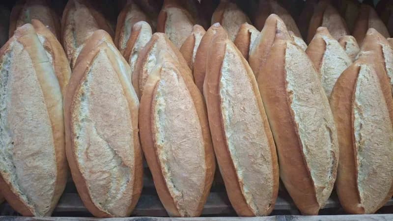 Gümüşhane’de ekmek ve unlu mamullerin yeni fiyat tarifesi ile satışa sunulan ekmek ve pide çeşitleri