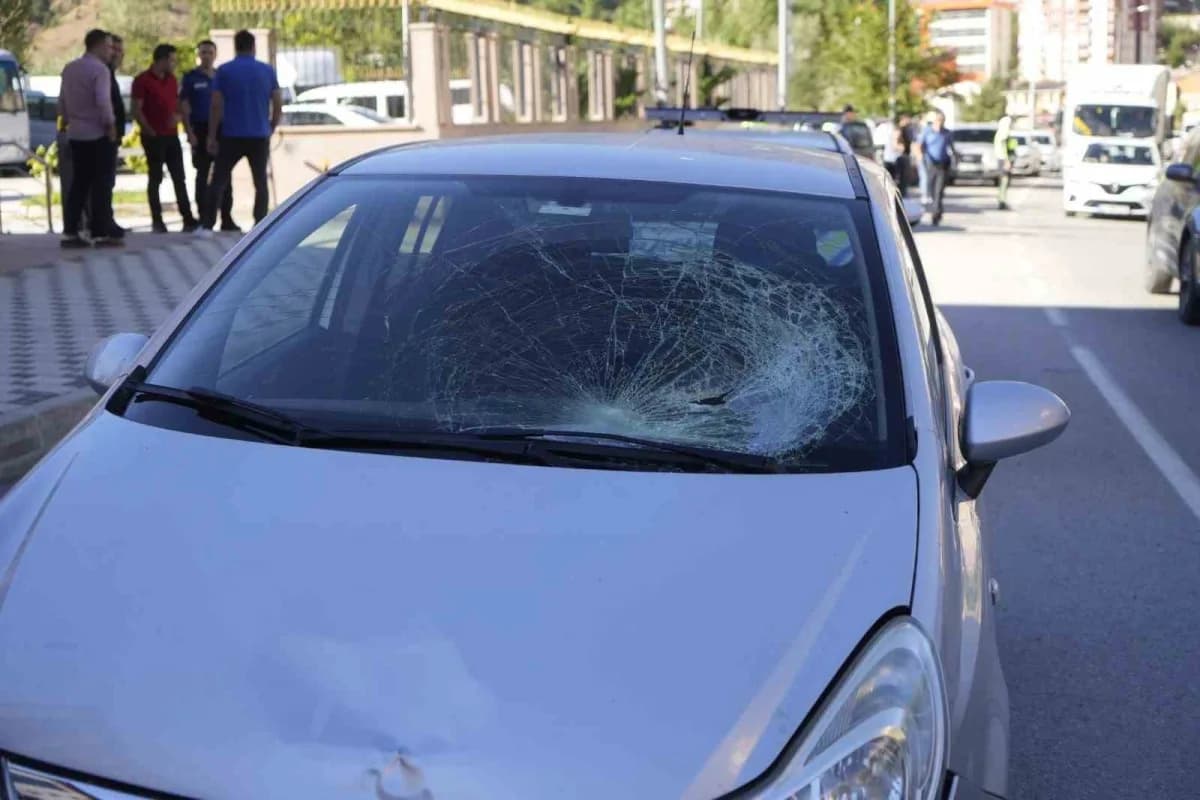 Gümüşhane’de yolun karşısına geçmeye çalışırken otomobilin çarpması sonucu ağır yaralanan Yaşar Dabağ (64), tedavi gördü