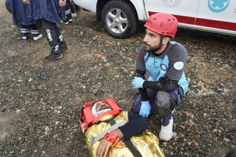 Gümüşhane’de UMKE ekipleri, heyelan sonrası trafik kazası senaryosuyla Medikal Kurtarma tatbikatı gerçekleştirdi.